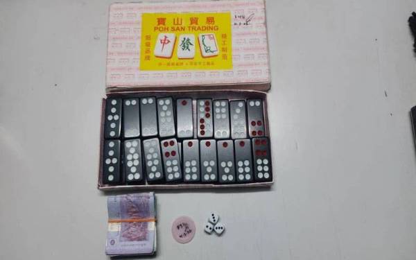 Antara peralatan dan wang tunai disyaki wang pertaruhan yang dirampas di belakang sebuah rumah di Kampung Baru Jerkoh, Benta di sini pada awal pagi Jumaat.