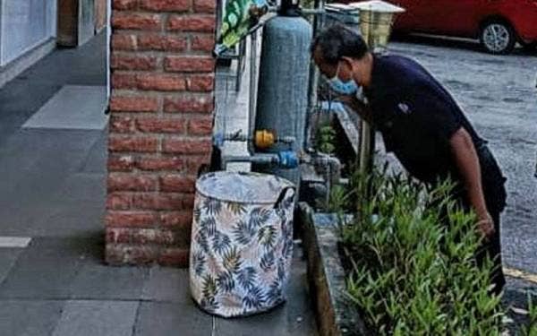 Bayi perempuan yang diletakkan dalam bakul pakaian ditemui seorang wanita di Taman Mutiara, Batu Berendam pada Jumaat.