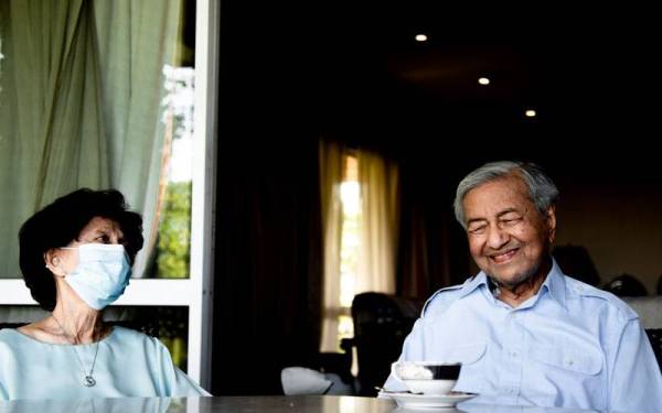 Tun Dr Mahathir dan isteri, Tun Dr Siti Hasmah. - Foto Pejabat Tun Dr Mahathir