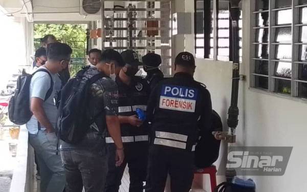 Anggota forensik melakukan siasatan di lokasi kejadian.