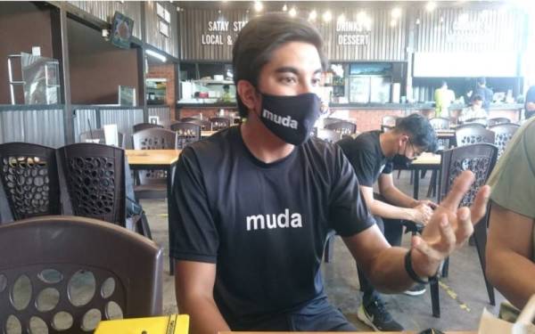 Syed Saddiq ketika ditemui pemberita pada Program Jelajah Mendengar sempena PRN Johor di Restoran Mizan Satay House, pada Jumaat.
