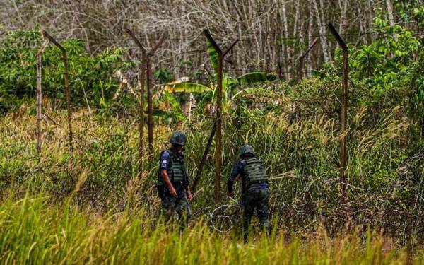 Anggota PGA Batalion 18 melakukan pemantauan di pagar sempadan Malaysia-Thailand di Bukit Kayu Hitam.