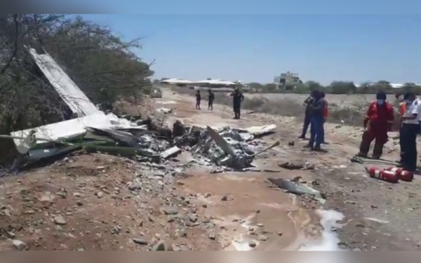 Pasukan penyelamat meninjau bangkai pesawat yang membawa sekumpulan pelancong terhempas di Gurun Nazca di Peru. - Foto AFP