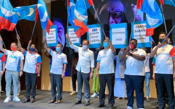 Anwar (tengah) bersama pimpinan PKR Johor ketika merasmikan Majlis Pelancaran Jentera Angkatan Muda Keadilan (AMK) Pilihan Raya Negeri Johor di sini, pada Sabtu.