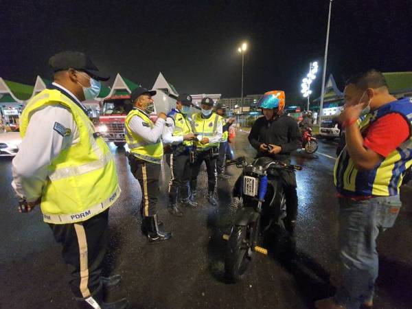 Anggota polis trafik melakukan pemeriksaan motosikal dalam Ops Khas Bersepadu pada Jumaat.