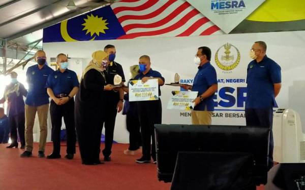 Saarani (tiga dari kanan) menyampaikan Anugerah Sahabat AIM Perak selepas Program Bersama Sahabat AIM di Laman Seri Ridzuan di sini pada Sabtu.