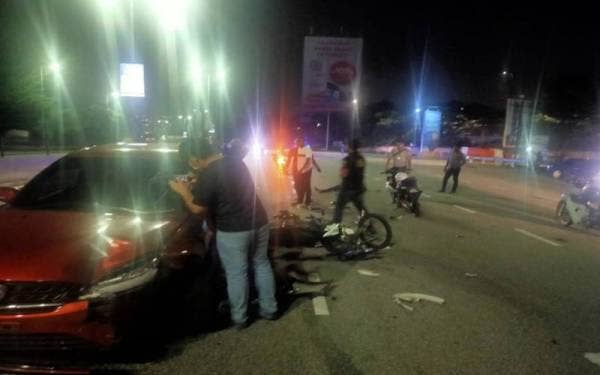 Seorang penunggang cedera parah selepas motosikalnya bertembung dengan sebuah Proton Saga di laluan tengah Lebuh Raya MRR2, pada awal pagi Sabtu.
