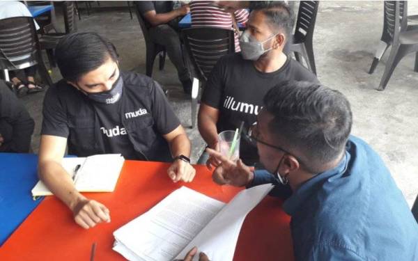 Syed Saddiq mendengar permasalahan yang disuarakan wakil pertubuhan bukan kerajaan (NGO) India semasa Kempen Jelajah Mendengar sempena PRN Johor di Medan Selera Ulu Tiram, pekan Ulu Tiram, Johor Bahru, pada Sabtu.
