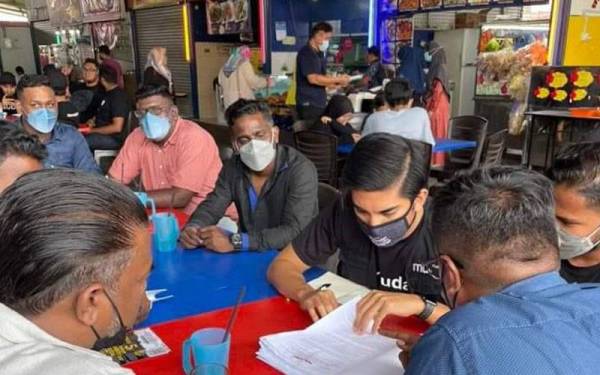 Syed Saddiq turut memuat naik gambar bersama rakyat Ulu Tiram pada hantaran di Facebook beliau pada petang Sabtu.