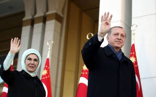 Recep (kanan) dan Emine diuji positif varian Omicron. - Agensi