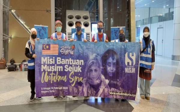Mohd Hakim (tiga dari kanan) bersama sukarelawan Serantau Muslim yang akan pergi ke Syria untuk Misi Kemanusiaan Musim Sejuk Syria, pada Sabtu