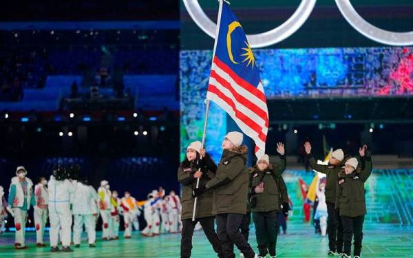 Jeffrey dan Aruwin membawa Jalur Gemilang, mengetuai perbarisan kontinjen Malaysia dalam Sukan OIimpik Musim Sejuk 2022 di Stadium Nasional, Beijing pada Jumaat.