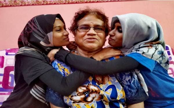 Jasmine (kiri) dan Roselyn kini menumpang kasih Chandra.