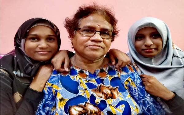 Berlainan agama tidak menghalang Chandra yang beragama Hindu untuk menjaga dua cucu kandungnya, Jasmine dan Roselyn yang beragama Islam.