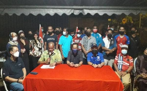 Mohamed Khaled (tengah) menyaksikan lafaz keluar parti dilakukan Bekas Ketua Bersatu Cawangan Molek Harmoni, Mohd Zahid Ismail dan barisan kepimpinannya di Taman Desa Harmoni, Pasir Gudang, pada malam Sabtu.