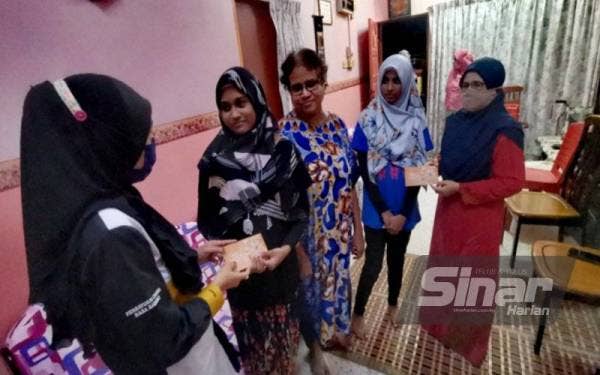 PCRS dan wakil penduduk menghulurkan sumbangan kepada Jasmine dan Roselyn