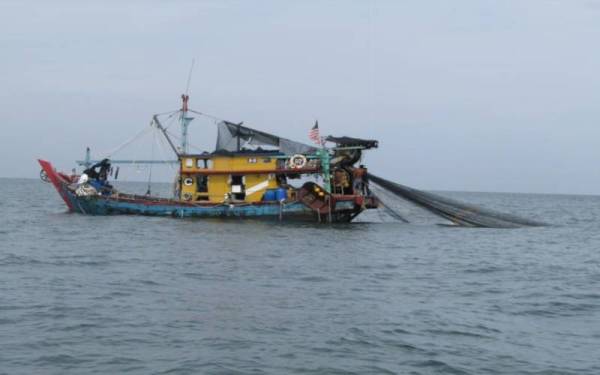 Bot nelayan tempatan ditahan Maritim Malaydia menggaji kru warga asing tanpa kebenaran. Foto: ihsan Maritim Malaysia.