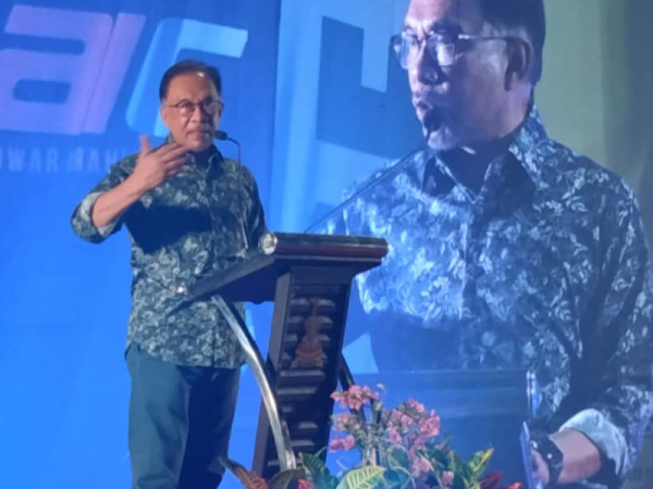 Anwar menyampaikan ucapan pada Majlis Apresiasi Serve 2022 di Dewan Jubli Perak, Bangunan SUK Selangor di sini pada Ahad.