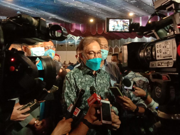 Anwar ditemui pada Majlis Apresiasi Serve di Dewan Jubli Perak, Bangunan SUK Selangor di sini pada Ahad.