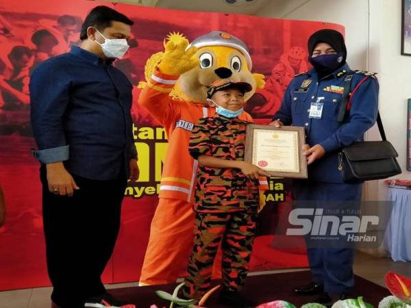 Muhammad Haziq diberi peluang merasai pengalaman menaiki jentera bomba di Balai Bomba dan Penyelamat Amanjaya Sungai Petani Kedah.