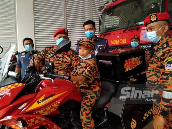 Muhammad Haziq diberi peluang merasai pengalaman menaiki jentera bomba di Balai Bomba dan Penyelamat Amanjaya Sungai Petani Kedah.