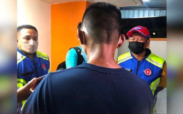 Suspek lelaki (tengah) yang berusia 34 tahun ditahan kerana urin positif dadah jenis metamphetamine.