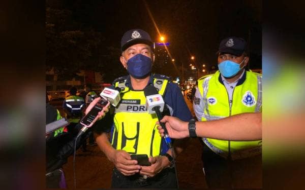 Shuhaimi (kiri) ketika bercakap kepada pemberita di Kota Bharu pada Ahad.