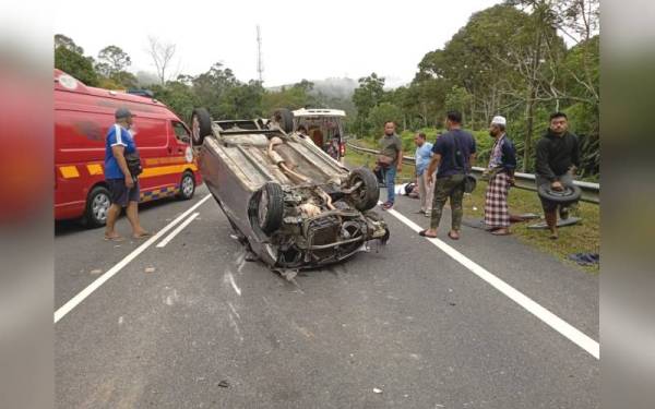 Keadaan kereta Perodua Axia yang terbalik selepas melanggar bangkai seekor tapir di Jalan Kuala Klawang-Simpang Pertang berhampiran Petaseh pada Isnin. - Foto ihsan bomba