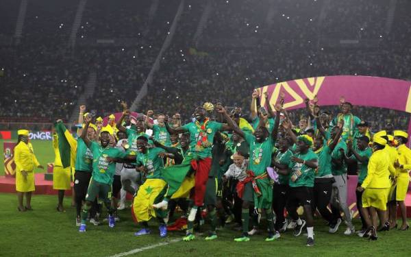 Pemain serta pegawai Senegal meraikan kejayaan muncul juara AFCON 2022. - Foto EPA