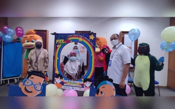 Dr Othman (dua dari kanan) bergambar kenangan bersama Rusmina dan anaknya, Firiyal Bostomi di HSB, Alor Setar pada Isnin.