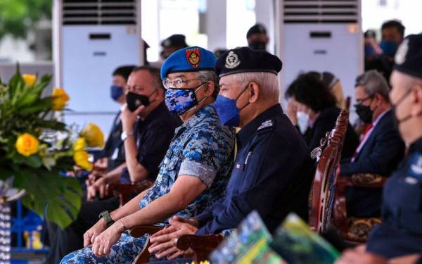 Al-Sultan Abdullah (tengah) berangkat menyaksikan persembahan demonstrasi antikeganasan pasukan PDRM di Dataran Kawad Pulapol, Kuala Lumpur pada Isnin. - Foto Bernama