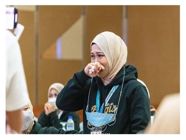 Leader Siti Abdul Sani sebak selepas menceritakan terlalu banyak yang telah dicapai bersama Harqis Empire dan terharu dengan keikhlasan Founder mendidiknya untuk berjaya.