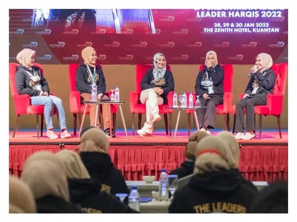 Nur Saidatul Akma (tengah) mendengar perkongsian salah seorang leader pada program Leadership Bootcamp.
