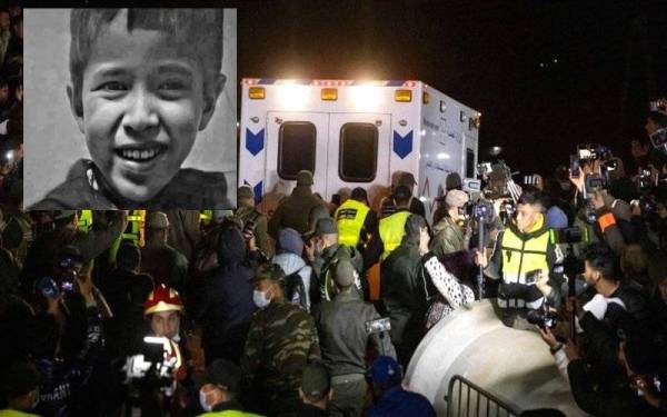 Rayan dibawa menaiki sebuah ambulans sebelum dihantar ke sebuah helikopter untuk dipindahkan ke hospital berhampiran. - Foto: Agensi