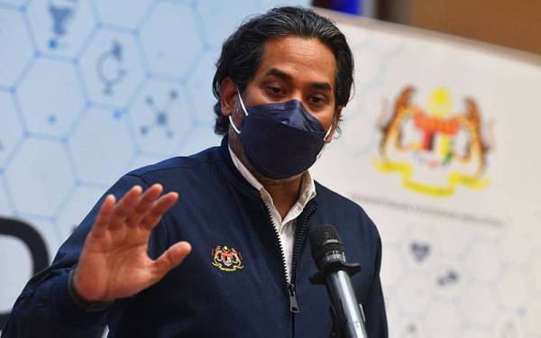Menteri Kesihatan Khairy Jamaluddin bercakap pada sidang media status terkini kes penularan Covid-19 di Kementerian Kesihatan Malaysia (KKM) hari ini. - Foto Bernama