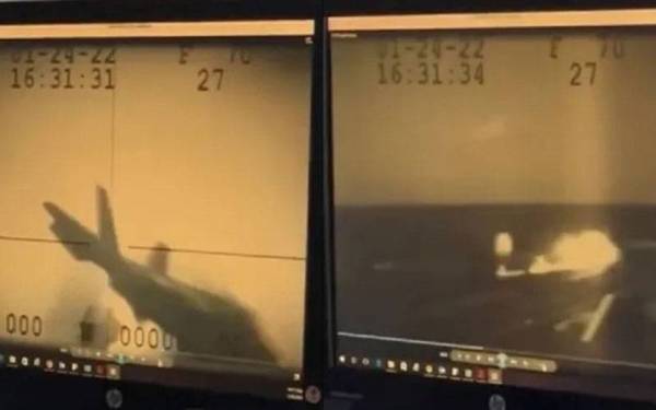 Dua imej menunjukkan detik-detik jet pejuang F-35C milik tentera Amerika Syarikat terhempas di atas dek kapal USS Carl Vinson di Laut China Selatan pada hujung bulan lalu. - Gambar Agensi