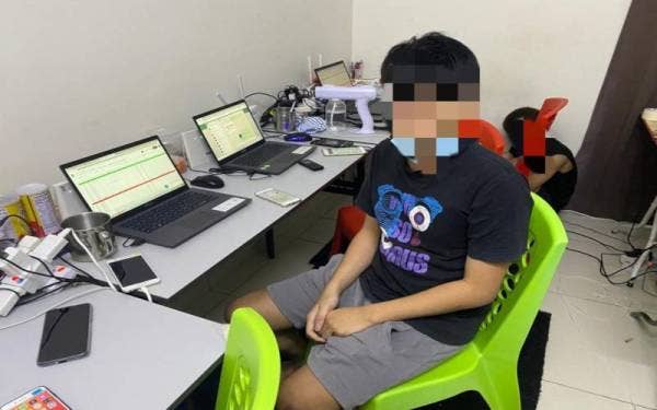 Antara operator perjudian yang ditahan dalam serbuan di unit kondominium di Taman Pinggiran Putra, Serdang pada Isnin.