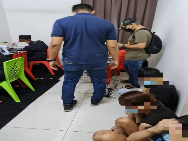 Polis menggempur unit kondominium di Taman Pinggiran Putra, Serdang pada Isnin dan menahan enam suspek yang menjalankan kegiatan perjudian dalam talian.