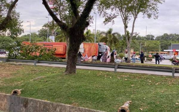 Bas persiaran dinaiki pelajar USIM terbabas. - Gambar ihsan pembaca.