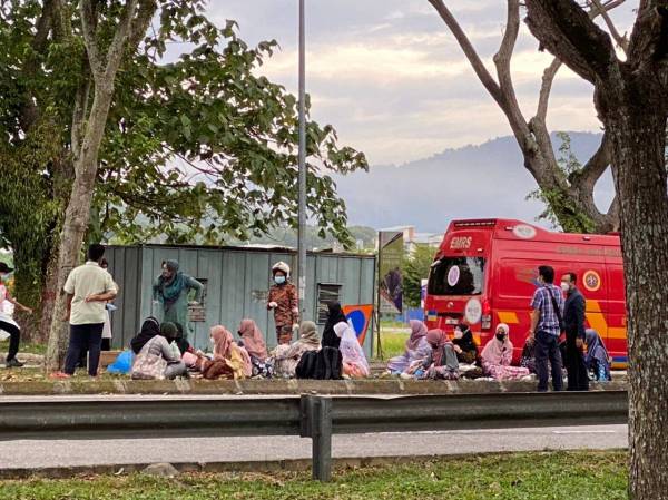 Pelajar yang terlibat kemalangan menanti untuk dibawa ke HTJ dan Pusat Kesihatan USIM. 