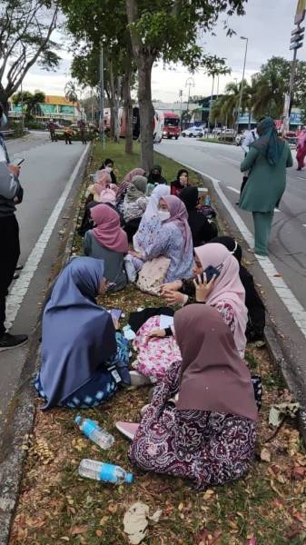 Antara pelajar yang terlibat kemalangan bas terbabas ketika dalam perjalanan dari kolej kediaman ke kampus USIM.