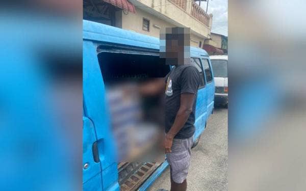 Seorang lelaki ditahan dalam serbuan di sebuah kediaman di Taman Kim Chuan Pelabuhan Klang pada Isnin.