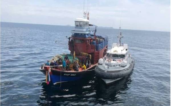 Mangsa terselamat dipindahkan dari bot nelayan ke bot penyelamat Maritim. - Foto Maritim Kedah/Perlis