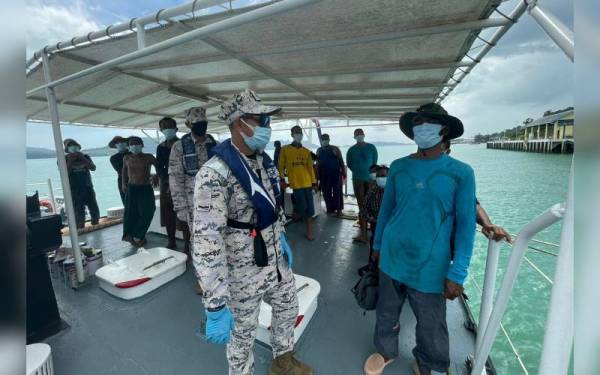 Antara 16 mangsa yang terselamat dalam kejadian bot karam pada Isnin. - Foto Maritim Kedah/Perlis