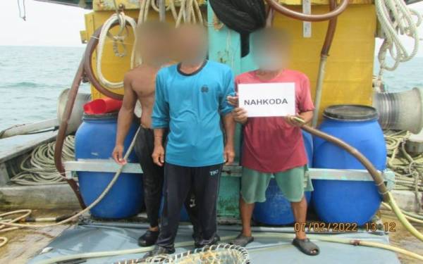 Tiga nelayan warga Thailand ditahan selepas didapati dokumen pengenalan diri yang dikemukakan meragukan.