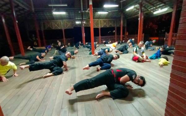 Mohd Firdaus (hadapan) yang merupakan jurulatih bertauliah berkata, ST mampu melancarkan perjalanan darah sekaligus membuatkan seorang itu menjadi lebih segar.