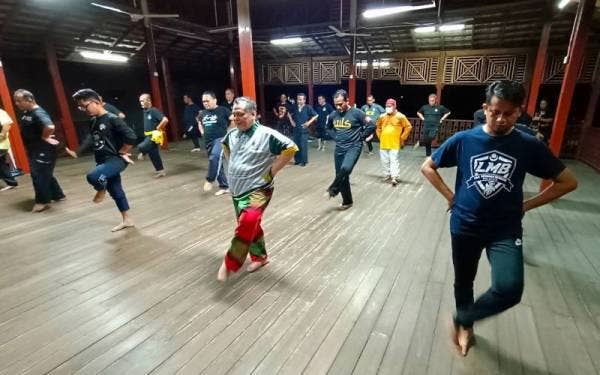 Senaman Tua (ST) dilakukan secara berkumpulan pada minggu pertama dan ketiga setiap bulan di Masjid Sembilan Wali, Pengkalan Chepa.