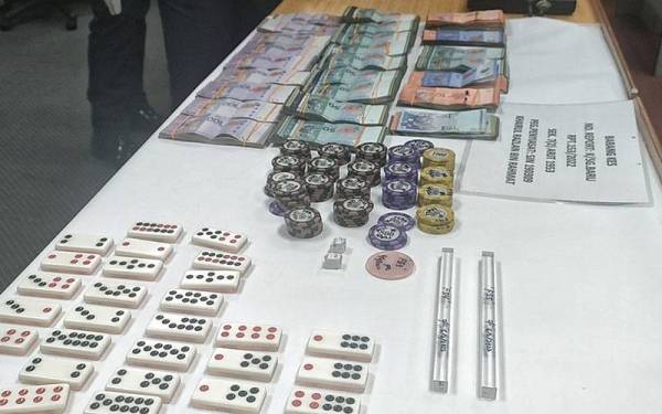 Sebahagian peralatan perjudian dan wang tunai yang dirampas dalam serbuan.