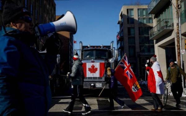 Pemandu trak meneruskan protes peraturan vaksin mandatori di Ottawa. - AFP