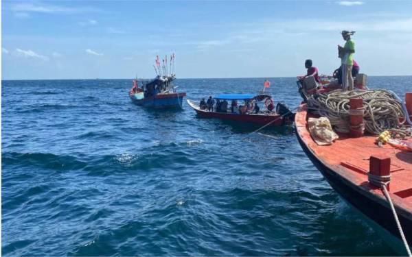 Operasi Carilamat oleh pasukan penyelam di lokasi bot karam. - Foto Maritim Kedah/Perlis